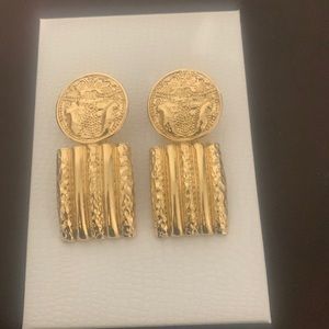 Stunning gold dangly earrings!